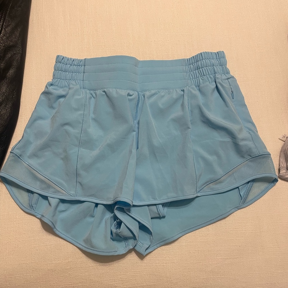NWOT Lululemon 2.5 inch HR hotty hot short size 8